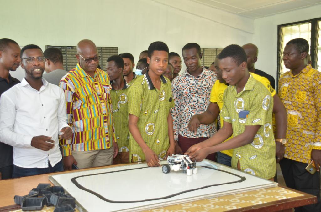 1998 year group of Obuasi Senior High Technical School donates robotic kits to school