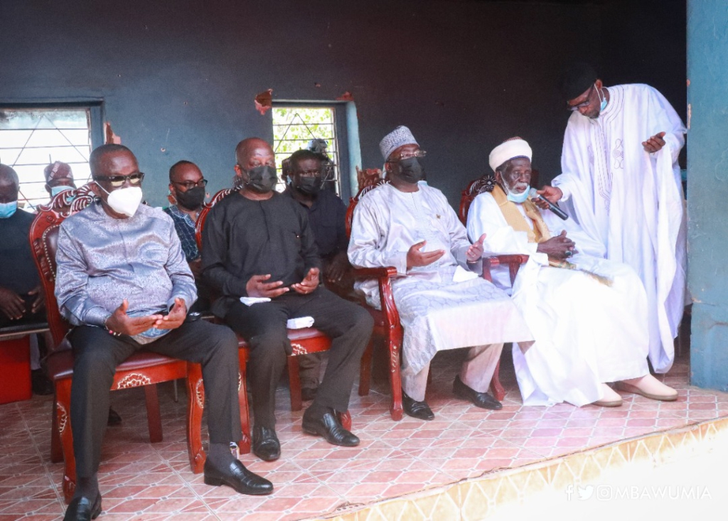 Bawumia, Chief Imam observe Jummah prayers with Ejura Muslim community