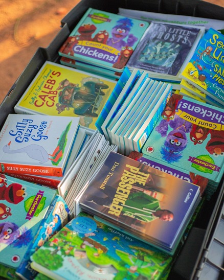 Samira Empowerment and Humanitarian Projects donates 300 books to Play and Learn Foundation