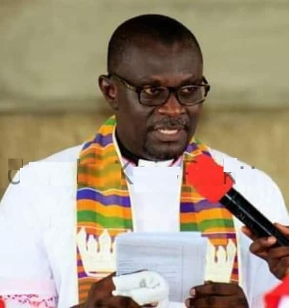Kissing Anglican priest faces police investigations Rev. Father Balthazzar Obeng Larbi