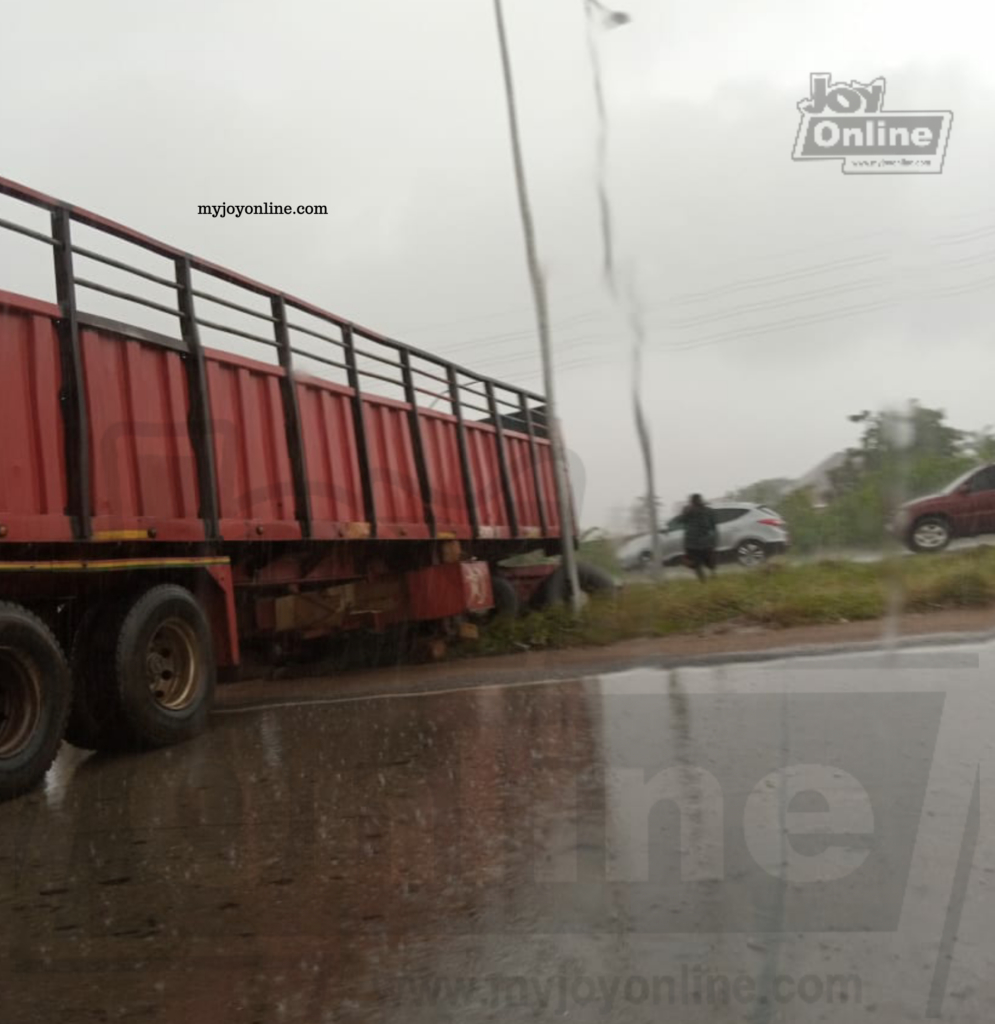 Heavy traffic on Tema motorway as trailer, other cars are involved in an accident Heavy traffic on Tema motorway as trailer, other cars are involved in an accident