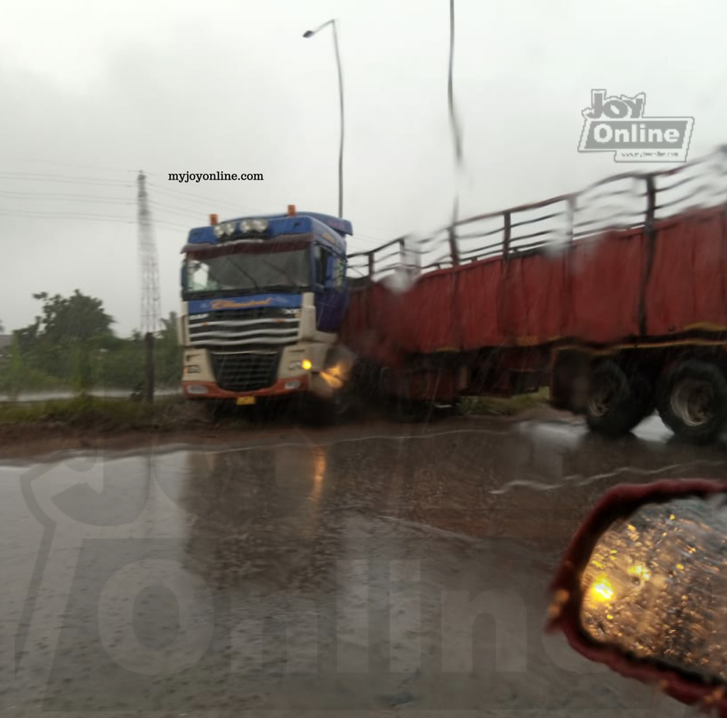 Heavy traffic on Tema motorway as trailer, other cars are involved in an accident Heavy traffic on Tema motorway as trailer, other cars are involved in an accident