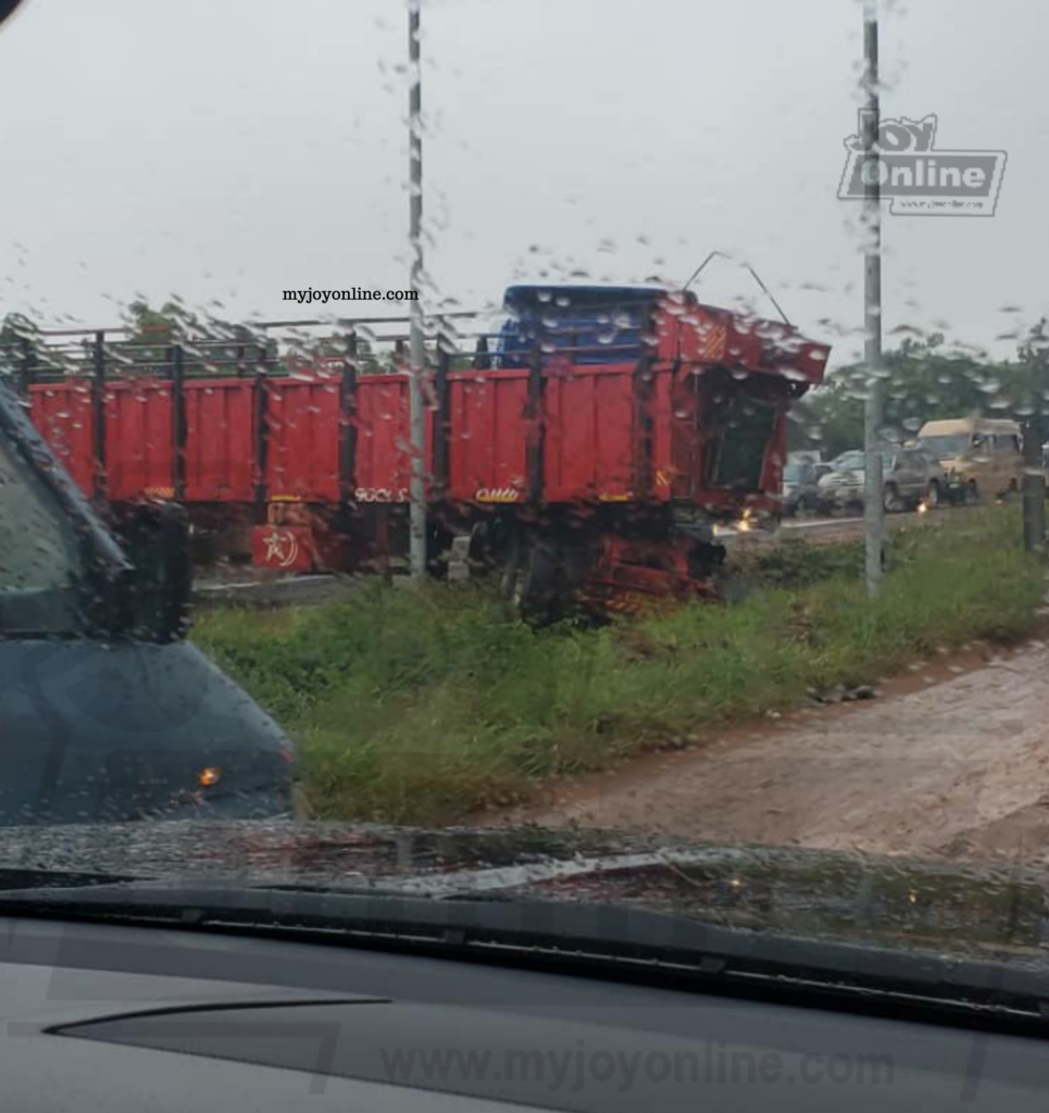 Heavy traffic on Tema motorway as trailer, other cars are involved in an accident Heavy traffic on Tema motorway as trailer, other cars are involved in an accident