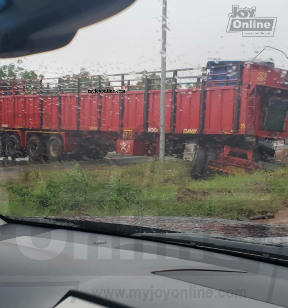 Heavy traffic on Tema motorway as trailer, other cars are involved in an accident Heavy traffic on Tema motorway as trailer, other cars are involved in an accident