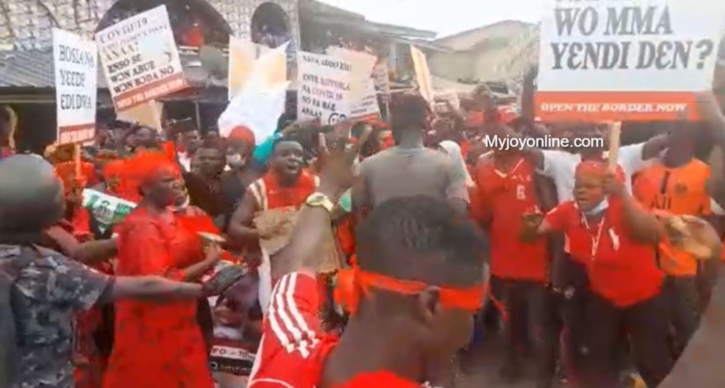 Residents demonstrate against continued Elubo border closure