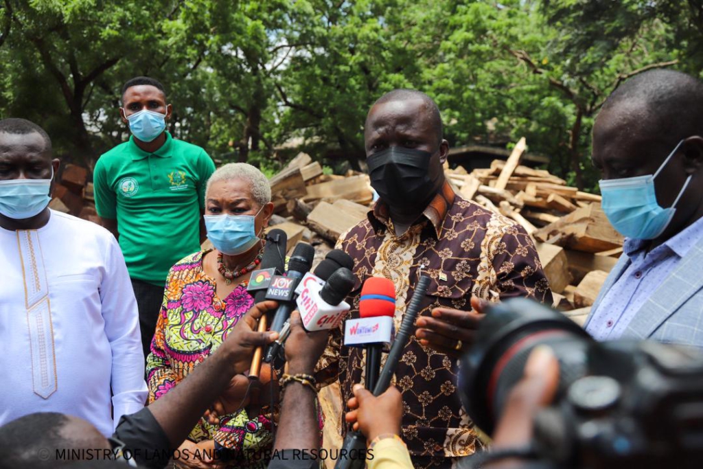 Land Minister hands over seized rosewood to trustees of National Cathedral