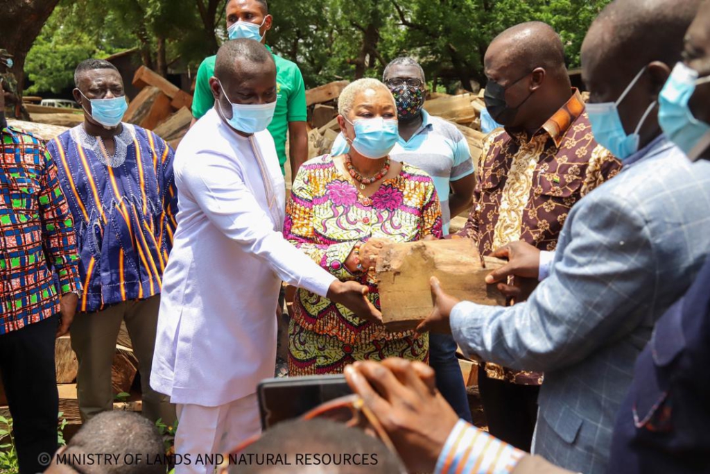 Land Minister hands over seized rosewood to trustees of National Cathedral Land Minister hands over seized rosewood to trustees of National Cathedral