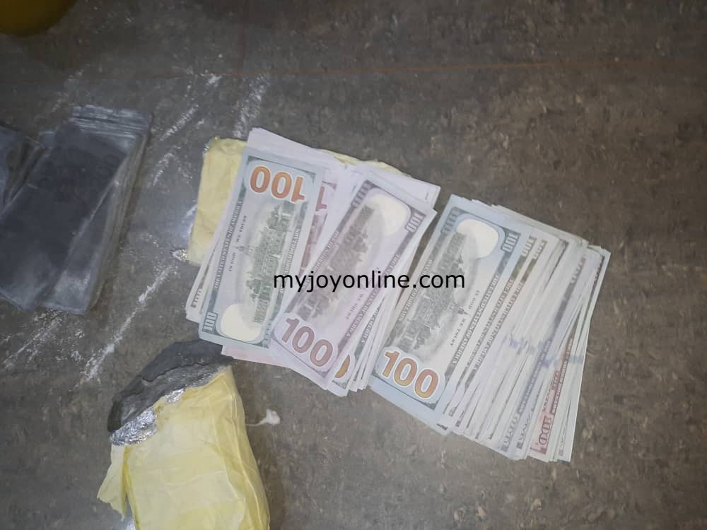 Police arrest 3 men in possession of fake dollars