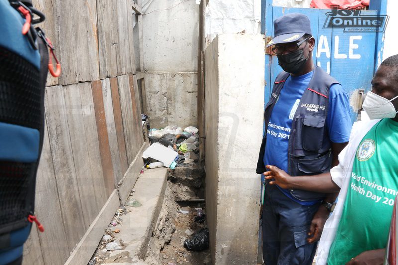 Joycleanghana Photos: AMA Metro Health Inspectors close down smelly public urinals at 'circle station'