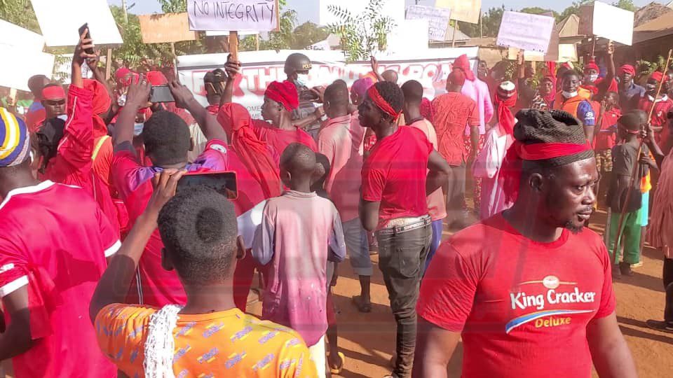 Residents of Dalun demonstrate over bad roads