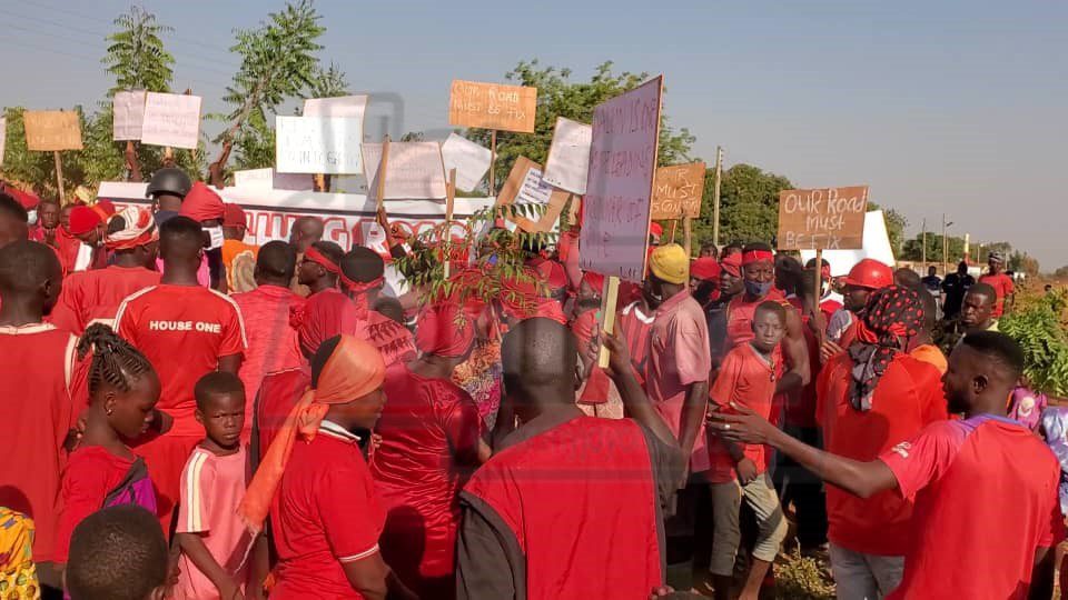 Residents of Dalun demonstrate over bad roads