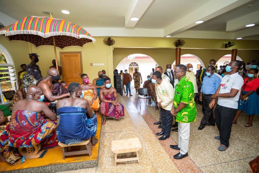 2021 NSMQ Champions, Prempeh College presents trophy to Asantehene