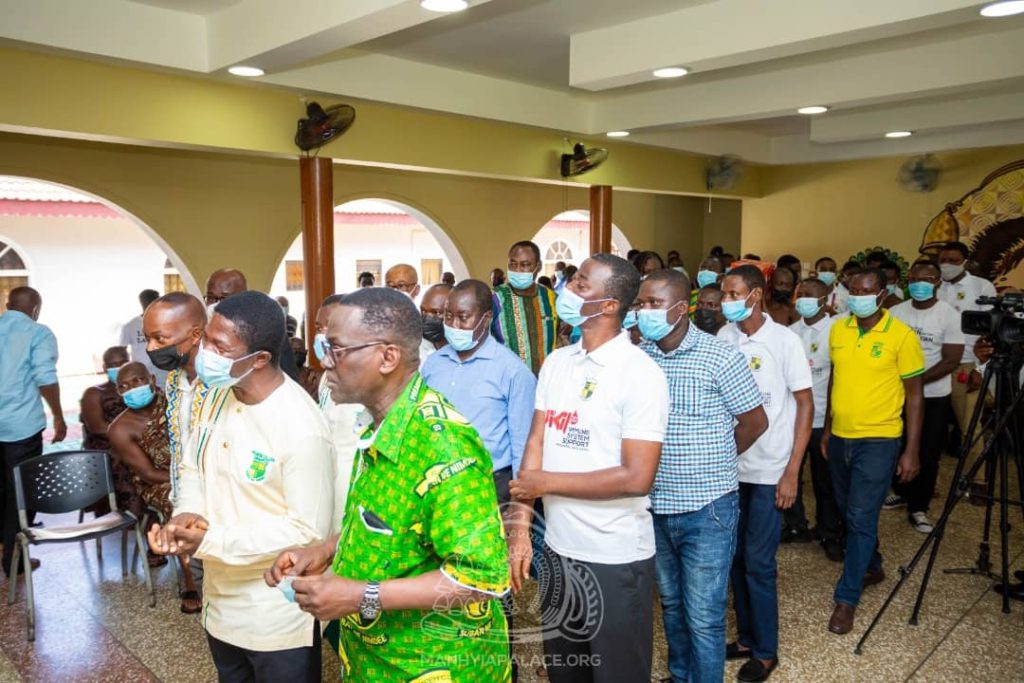 2021 NSMQ Champions, Prempeh College presents trophy to Asantehene