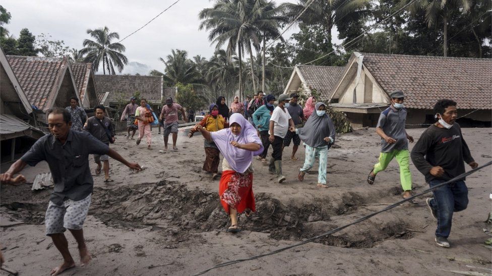 Indonesia volcano: Dozens injured as residents flee huge ash cloud from Mt Semeru