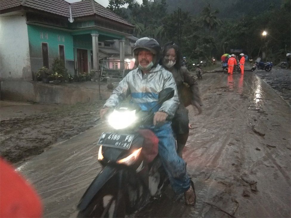 Indonesia volcano: Dozens injured as residents flee huge ash cloud from Mt Semeru