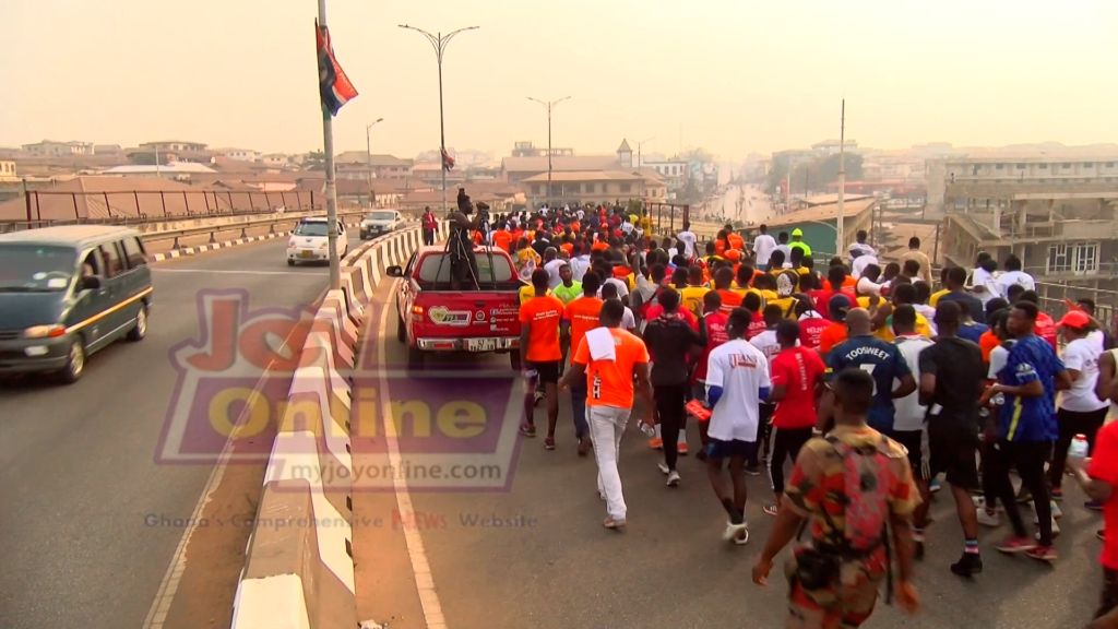 Patrons and sponsors ask for more as hundreds turned up for Luv/Nhyira FM Fitness Walk Patrons and sponsors ask for more as hundreds turned up for Luv/Nhyira FM Fitness Walk