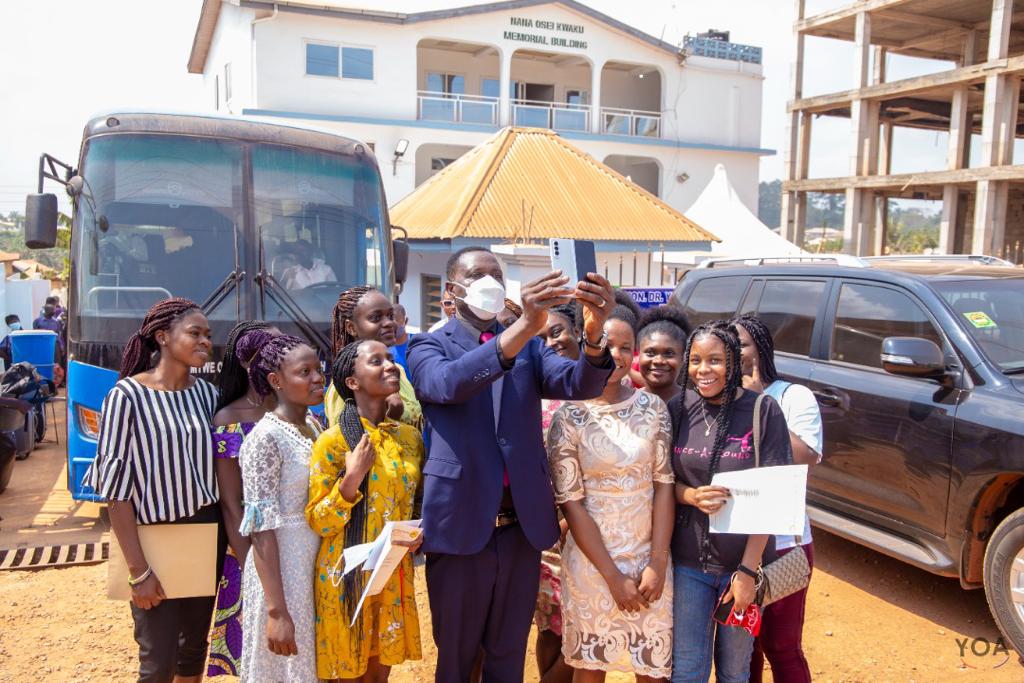 Education Minister gives scholarships to 61 Engineering and Medical students from Bosomtwe