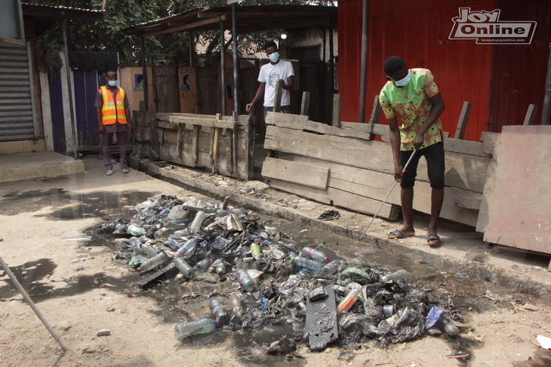 Photos: Kwame Nkrumah Interchange traders fall foul of Operation Clean Your Frontage rules