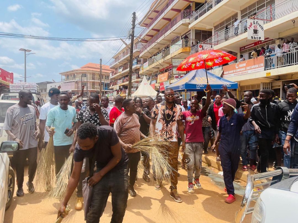 Ugandan singer sweeps street as apology for showing up late to a performance