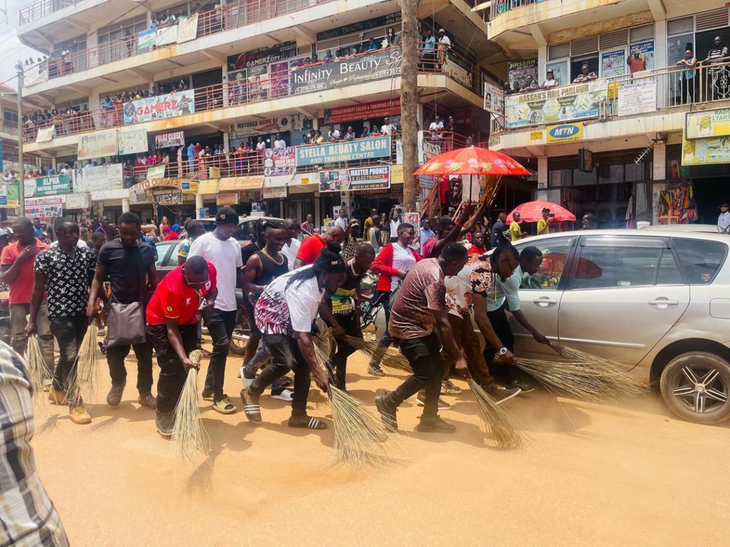 Ugandan singer sweeps street as apology for showing up late to a performance