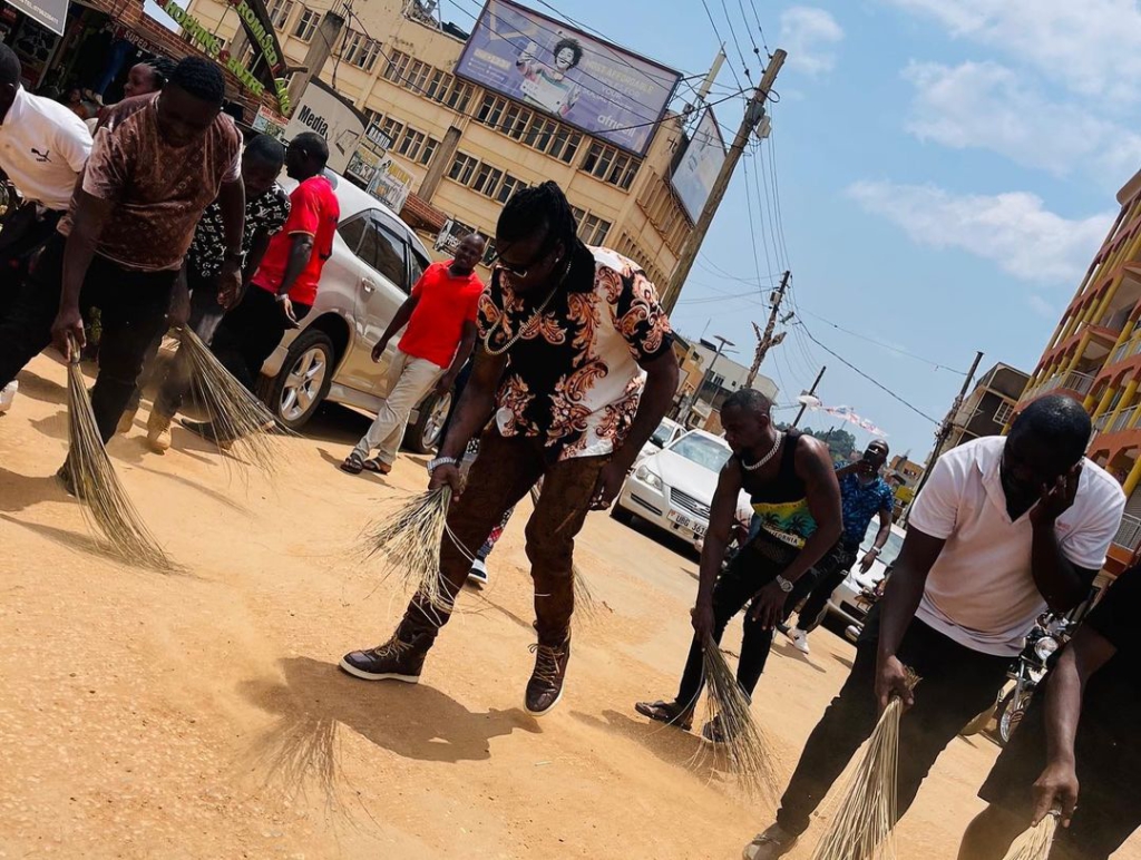 Ugandan singer sweeps street as apology for showing up late to a performance