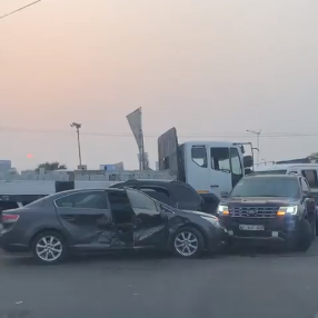 Heavy traffic on Accra Mall road after truck crashes into about 6 cars Heavy traffic on Accra Mall road after truck crashes into about 6 cars