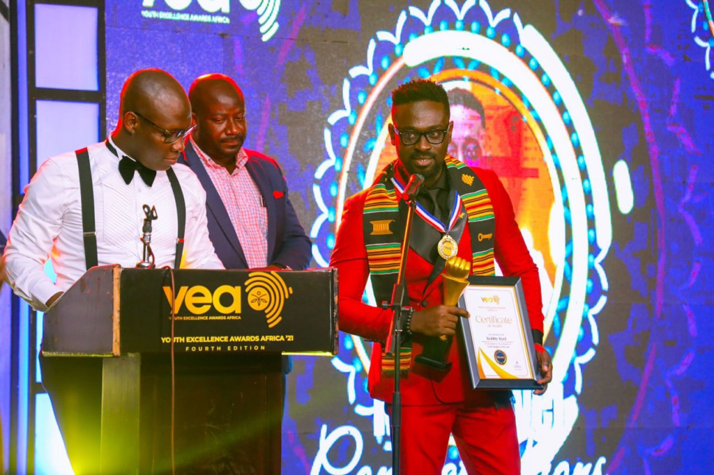 Kobby Kyei bags Youth Blogger Of The Year at Youth Excellence Awards Africa