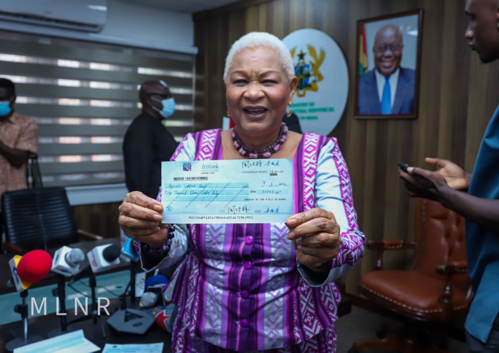 Lands Minister donates ¢20k to Appiatse Support Fund