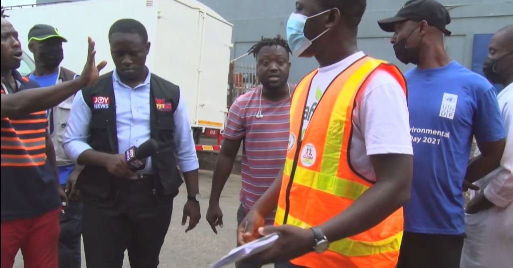 AMA officials caution 7 persons as part of ‘Operation Clean Your Frontage’ at Kaneshie Pamprom