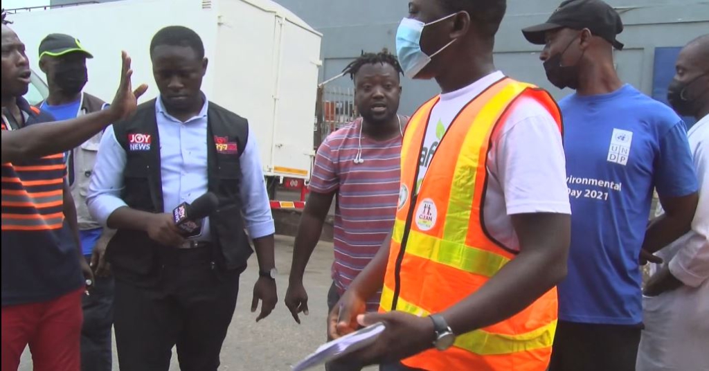 AMA officials caution 7 persons as part of ‘Operation Clean Your Frontage’ at Kaneshie Pamprom AMA officials caution 7 persons as part of ‘Operation Clean Your Frontage’ at Kaneshie Pamprom