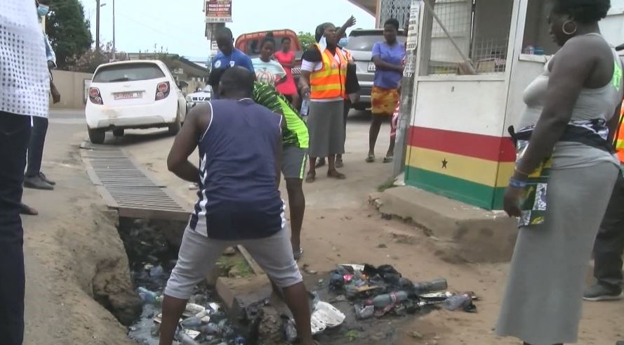 AMA officials caution 7 persons as part of ‘Operation Clean Your Frontage’ at Kaneshie Pamprom