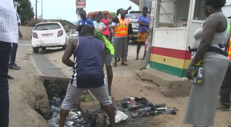 AMA officials caution 7 persons as part of ‘Operation Clean Your Frontage’ at Kaneshie Pamprom AMA officials caution 7 persons as part of ‘Operation Clean Your Frontage’ at Kaneshie Pamprom