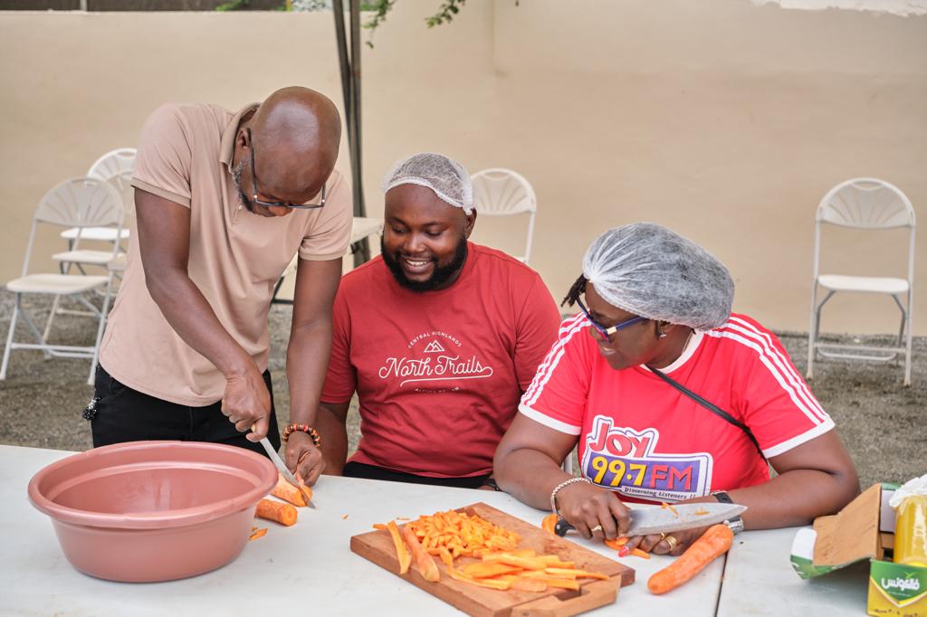 Easter Soup Kitchen: Kayaye, labourers at Mallam-Atta market enjoy hot meal prepared by Multimedia Group staff