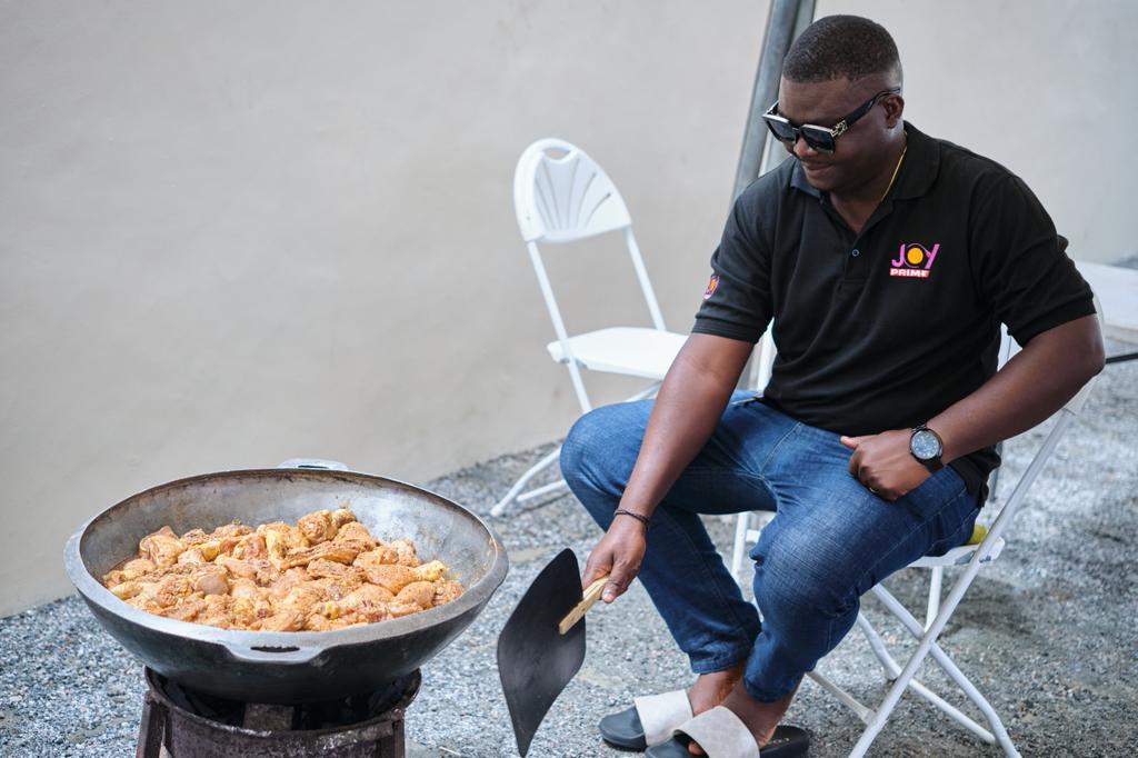 Easter Soup Kitchen: Kayaye, labourers at Mallam-Atta market enjoy hot meal prepared by Multimedia Group staff