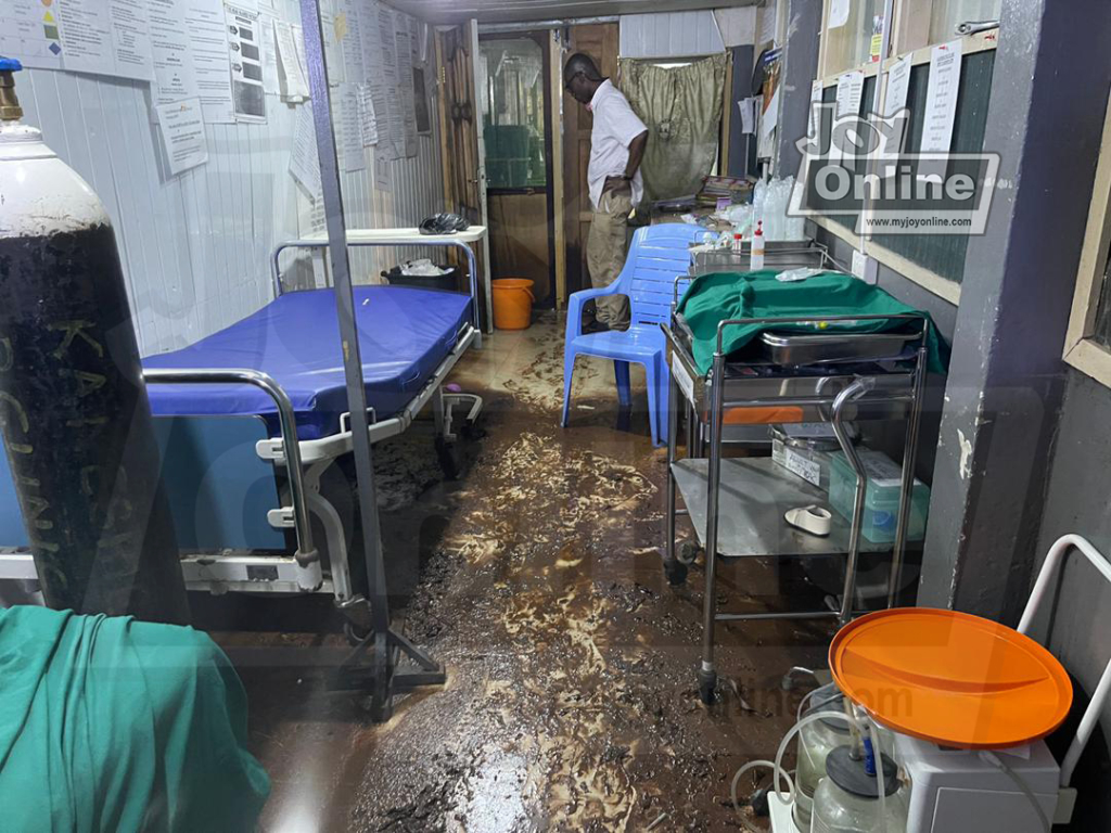 Accra floods: Rains break school wall at Ahtoo Montessori; creates gullies on street Accra floods: Rains break school wall at Ahtoo Montessori; creates gullies on street
