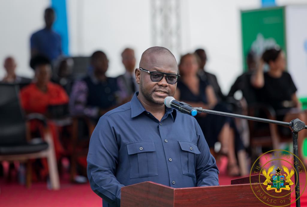 Akufo-Addo commissions dredgers; charges MMDCEs to remove structures on waterways