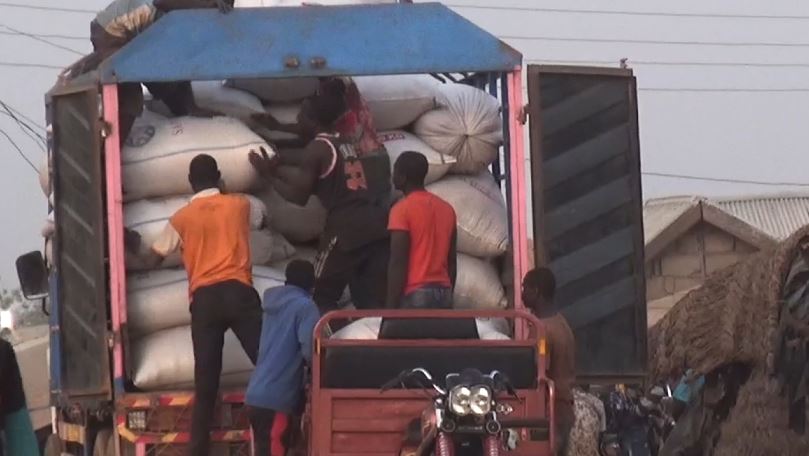 JoyNews exposé: Truck drivers, farmers allegedly bribing immigration and customs to illegally export soya to neighbouring countries JoyNews exposé: Truck drivers, farmers allegedly bribing immigration and customs to illegally export soya to neighbouring countries
