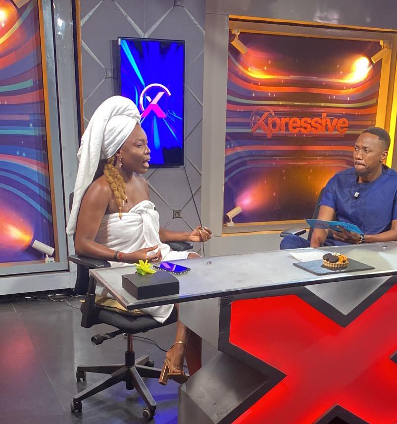 Feli Nuna appears on TV wearing just a towel Feli Nuna appears on TV wearing just a towel