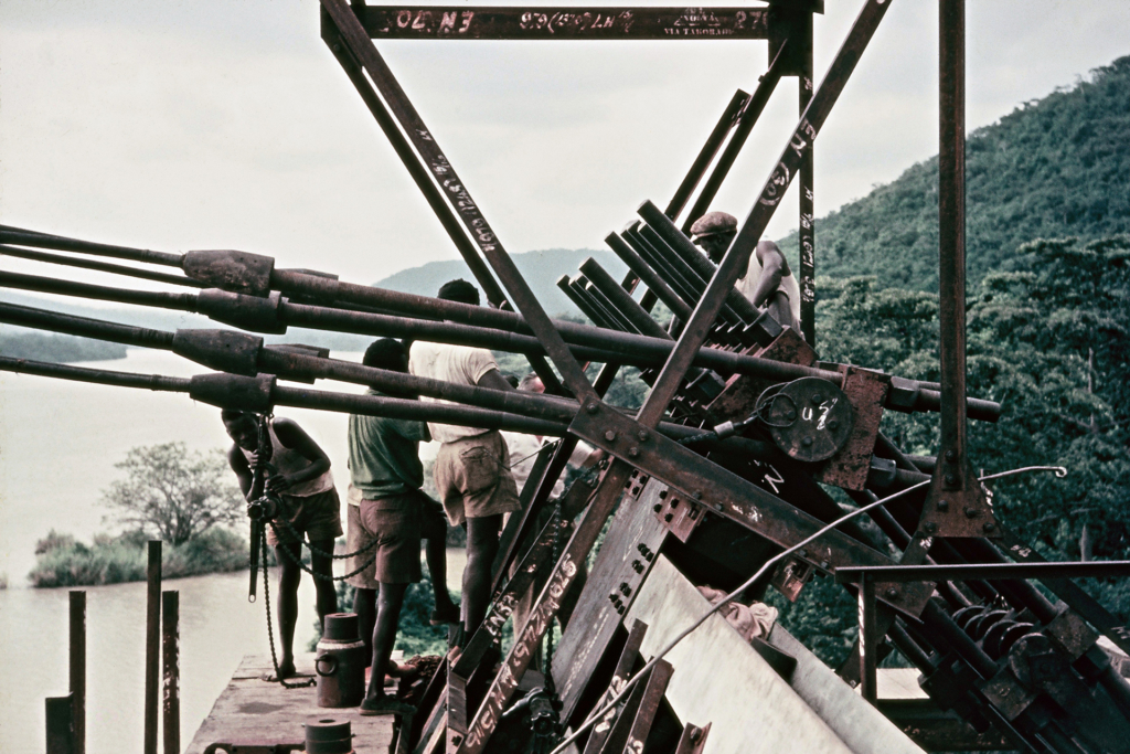 Rare photos of Adomi Bridge during construction