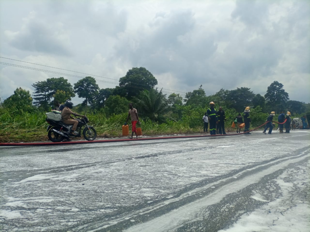 Abafour, Nkwaakwaa residents siphon fuel from overturned Burkinabe tanker