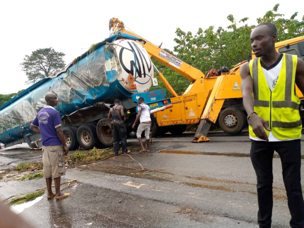 Abafour, Nkwaakwaa residents siphon fuel from overturned Burkinabe tanker