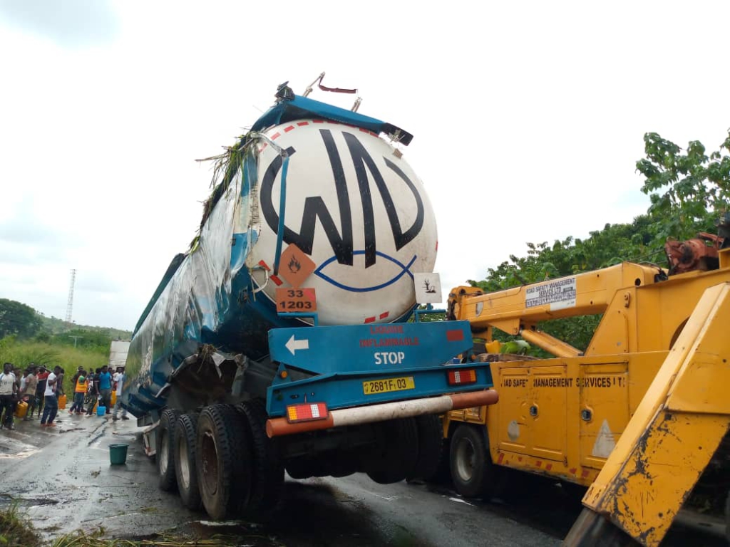 Abafour, Nkwaakwaa residents siphon fuel from overturned Burkinabe tanker