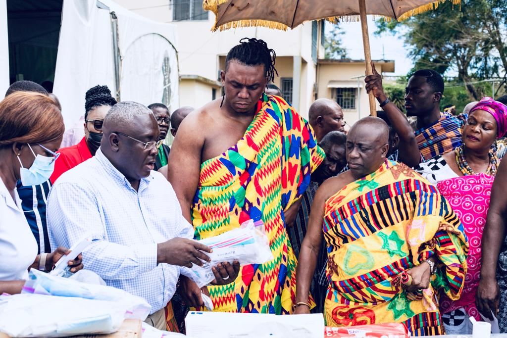 NFL star Ezekiel Ansah donates to 14 health centres in Akropong