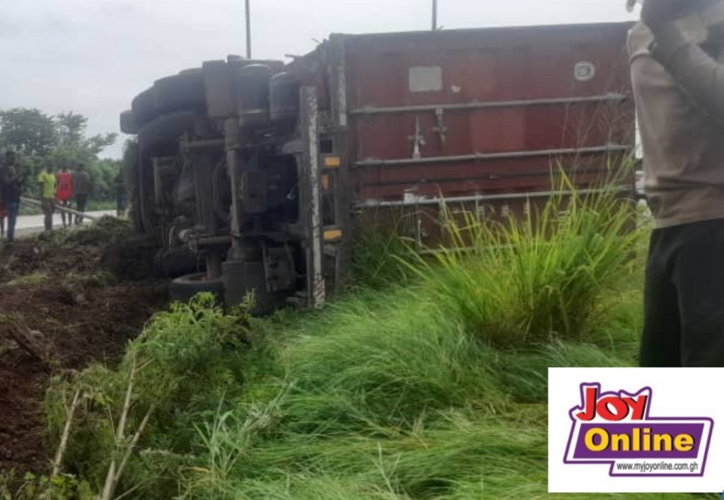 Truck falls on its side as a result of accident on Accra-Tema bound motorway Truck falls on its side as a result of accident on Accra-Tema bound motorway