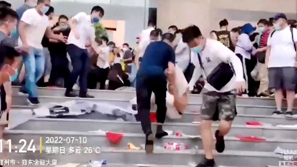 Violent clashes after hundreds show up for China bank protest Violent clashes after hundreds show up for China bank protest