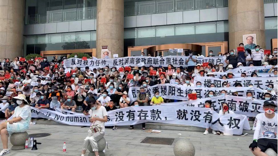 Violent clashes after hundreds show up for China bank protest Violent clashes after hundreds show up for China bank protest