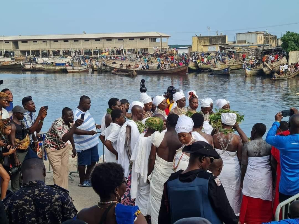 Elmina's paramount chief dances to 'Buga' in his palanquin