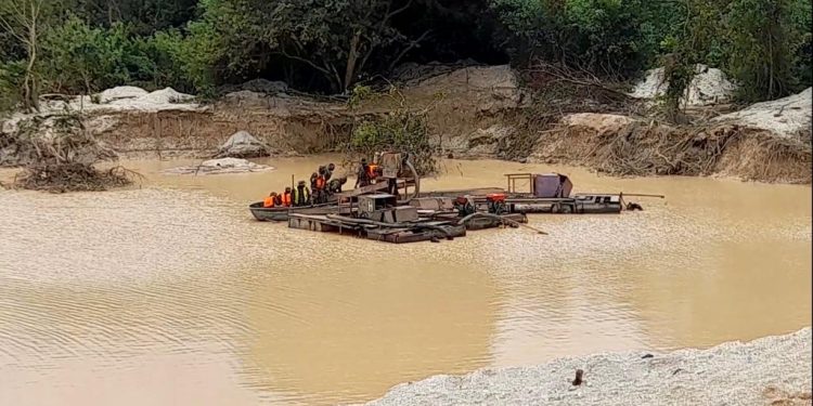 Lands Ministry arrests 8 illegal miners, destroys 800 Changfans on River Offin and Pra 