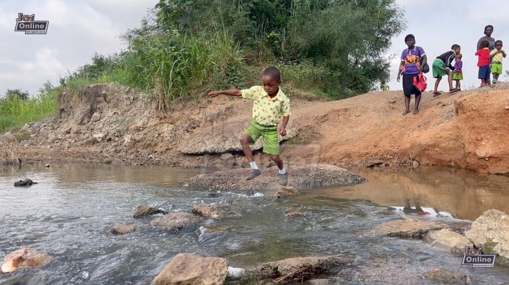 Pupils in Borteyman risk their lives through stream to access education