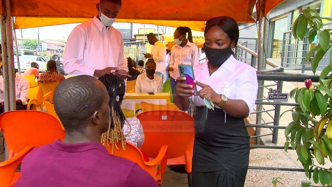 SIM card deactivation: Affected persons throng service centres to secure cards 2 SIM card re registration 1